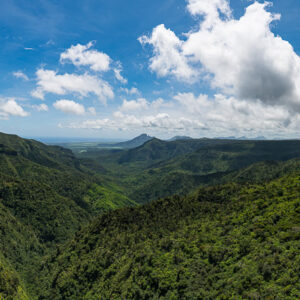 Vue panoramique d’une vallée de gorges boisées sous des cumulus, parc national des Gorges de Rivière Noire, île Maurice
