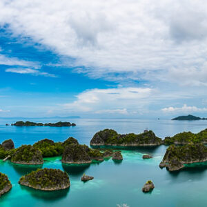 Vue panoramique sur des îlots karstiques épars dans un lagon turquoise, Waigeo, Raja Ampat, Indonésie