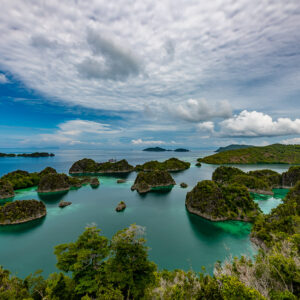 Vue d’ensemble du lagon turquoise et des îlots karstiques sous les nuages, Waigeo, Raja Ampat, Indonésie