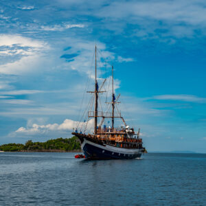 Voilier de croisière traditionnel à deux mâts en mer, vertical, Raja Ampat, Indonésie
