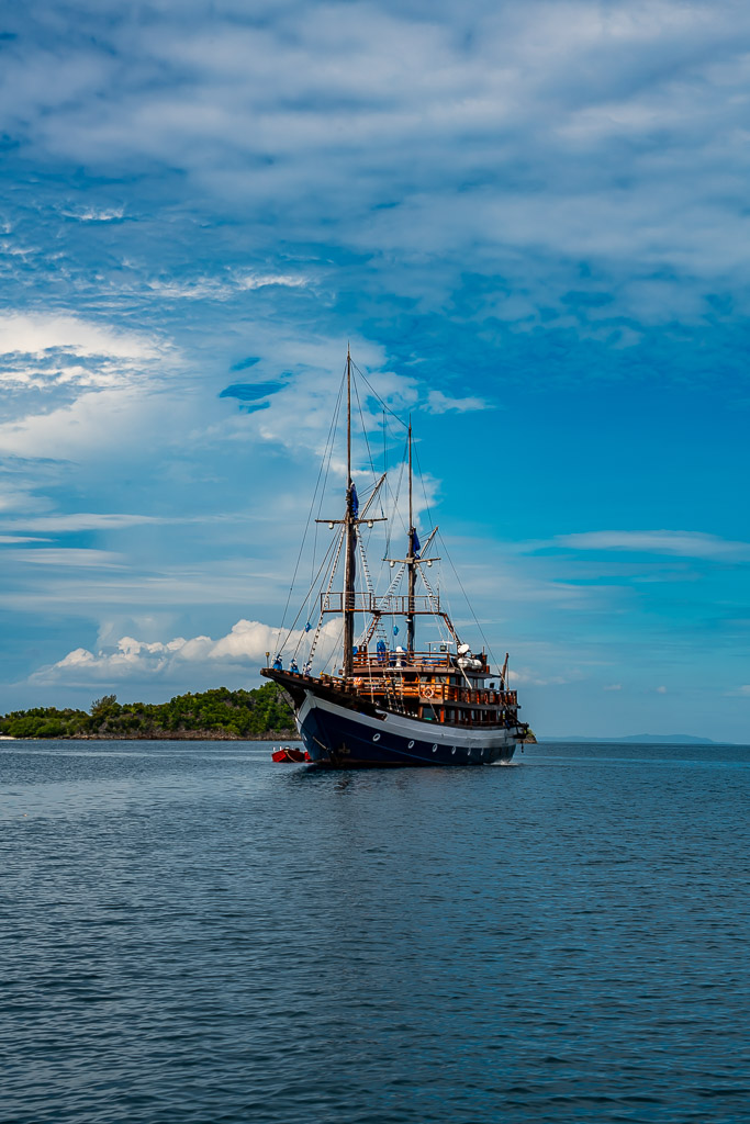 Voilier de croisière traditionnel à deux mâts en mer, vertical, Raja Ampat, Indonésie