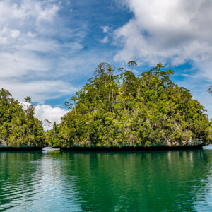 Passages étroits et peu profonds entre des îlots boisés dans un lagon émeraude, Waigeo, Raja Ampat, Indonésie