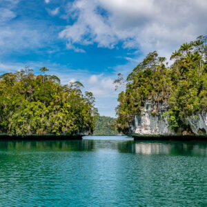 Trouée entre deux îlots de jungle aux falaises blanches avec reflets, Waigeo, Raja Ampat, Indonésie
