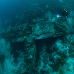 Plongeur explorant l’épave retournée de l’avion P-47 Thunderbolt, épave du P-47 Thunderbolt, Raja Ampat, Indonésie