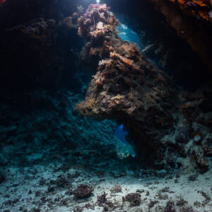 Rayons de soleil traversant le plafond d’une grotte sur un pilier rocheux, grottes de St John's, mer Rouge, Égypte