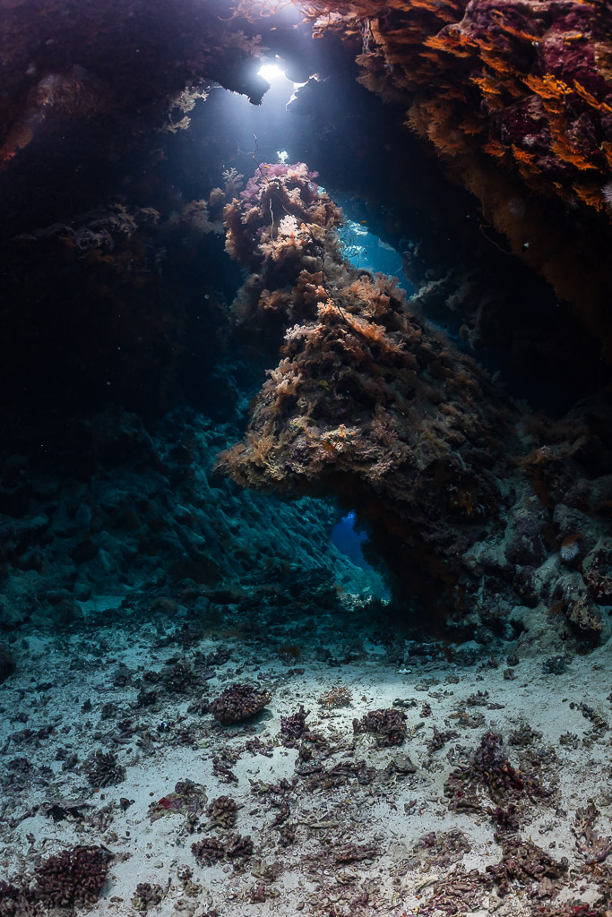 Rayons de soleil traversant le plafond d’une grotte sur un pilier rocheux, grottes de St John's, mer Rouge, Égypte