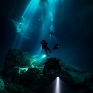 Vue verticale de plongeurs avec phares sous les rayons, sur un éboulis, Quintana Roo, Mexique