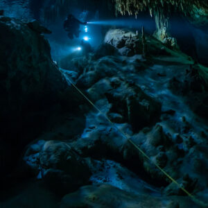 Vue verticale d’un fil d’Ariane traversant une galerie rocheuse sombre, Quintana Roo, Mexique