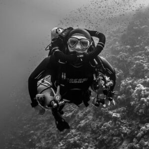Portrait en noir et blanc d’un plongeur en recycleur face à l’objectif, mer Rouge, Égypte