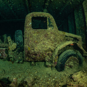 Cabine de camion concrétionnée dans une cale sombre, épave du Thistlegorm, mer Rouge, Égypte
