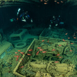 Benne de motos avec poissons-soldats et deux plongeurs au fond, épave du Thistlegorm, mer Rouge, Égypte