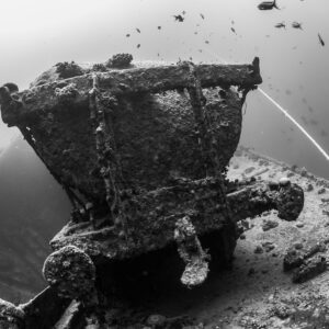 Wagon ferroviaire concrétionné sur le pont d’une épave, en noir et blanc, épave du Thistlegorm, mer Rouge, Égypte