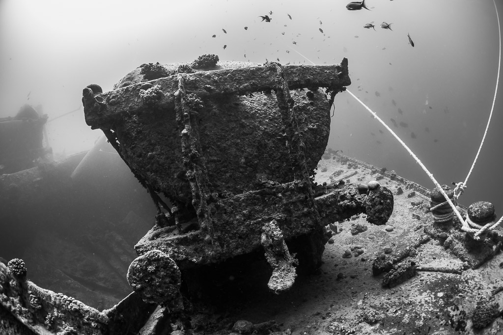 Wagon ferroviaire concrétionné sur le pont d’une épave, en noir et blanc, épave du Thistlegorm, mer Rouge, Égypte