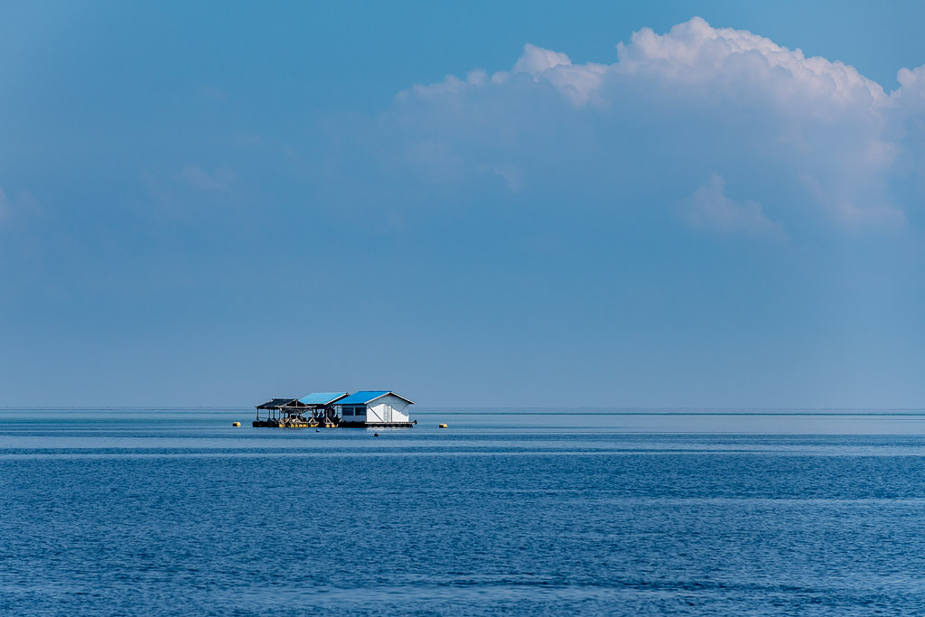 Petite cabane flottante sur une mer bleue et calme, Shark Point, mer de Banda, Indonésie