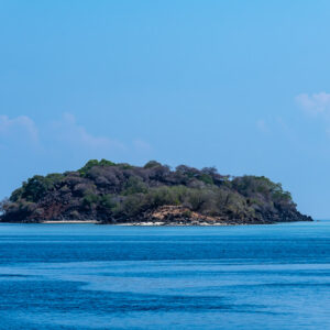 Petite île boisée sur une mer calme, Kawula, mer de Banda, Indonésie