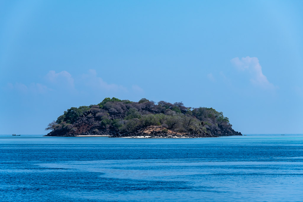 Petite île boisée sur une mer calme, Kawula, mer de Banda, Indonésie