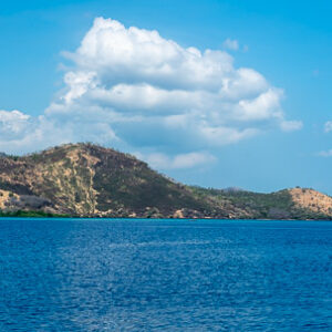Littoral panoramique avec collines et nuages blancs sur la mer, Kawula, mer de Banda, Indonésie