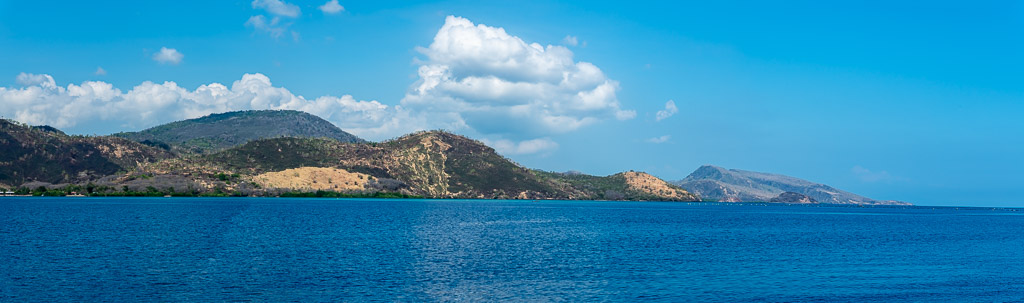 Littoral panoramique avec collines et nuages blancs sur la mer, Kawula, mer de Banda, Indonésie