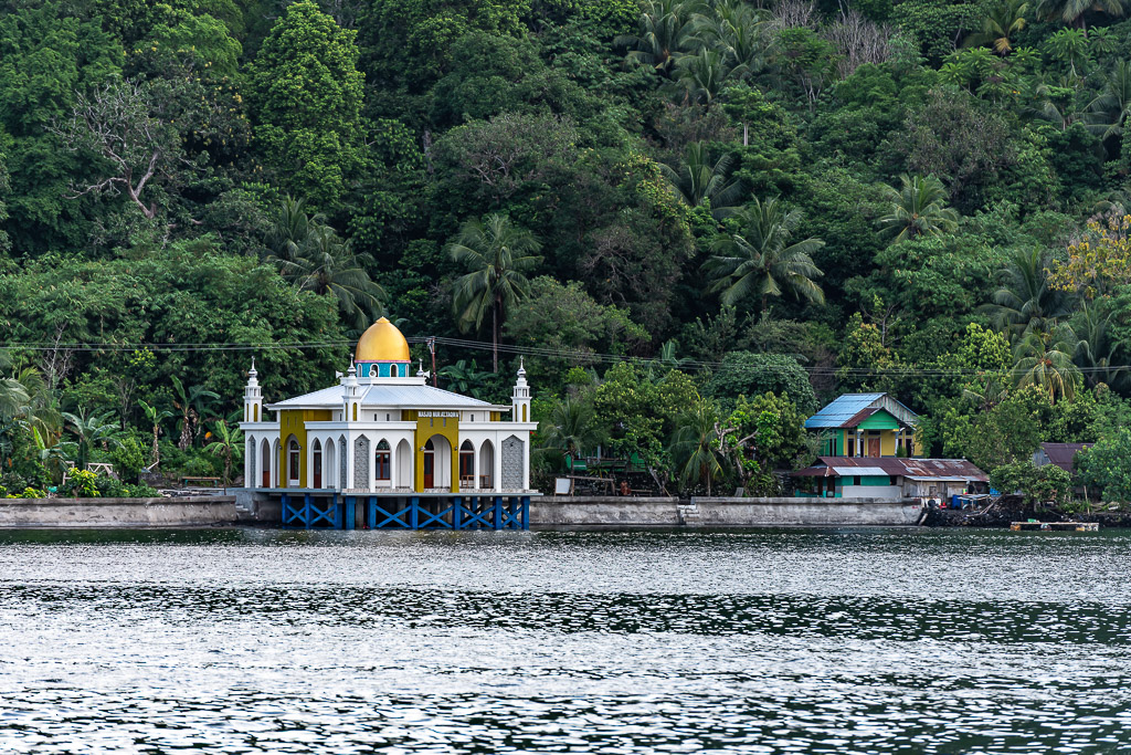Mosquée blanche à coupole dorée en bord de mer au pied de la jungle, îles Banda, mer de Banda, Indonésie