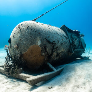 Chambre cylindrique immergée avec ligne de mouillage, en contre-plongée, Grand Bahama, Bahamas