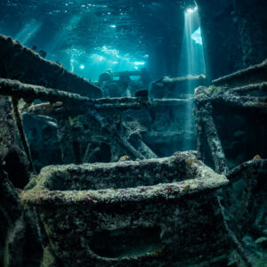 Vue verticale d’une cuve concrétionnée dans une épave sous les rais de lumière, épave du SS Sapona, Bimini, Bahamas