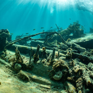 Débris d’épave épars sur le sable sous les rayons du soleil et de petits poissons, épave du SS Sapona, Bimini, Bahamas