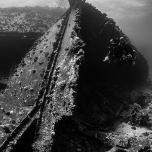 Arête de coque de l’épave Al Kahfain avec plongeur, noir et blanc, épave de l'Al Kahfain, mer Rouge, Égypte