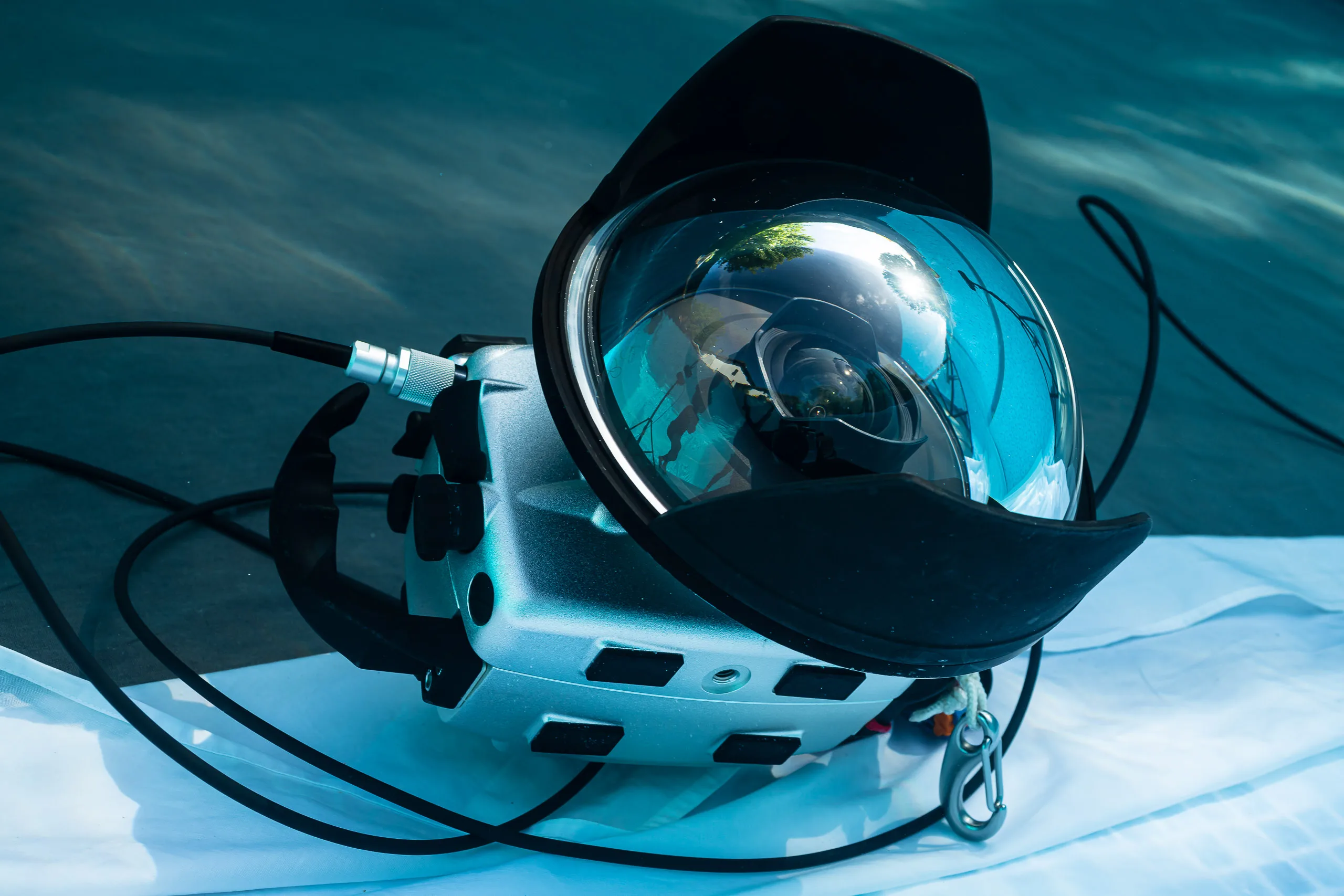 Caisson sous-marin avec hublot dôme
