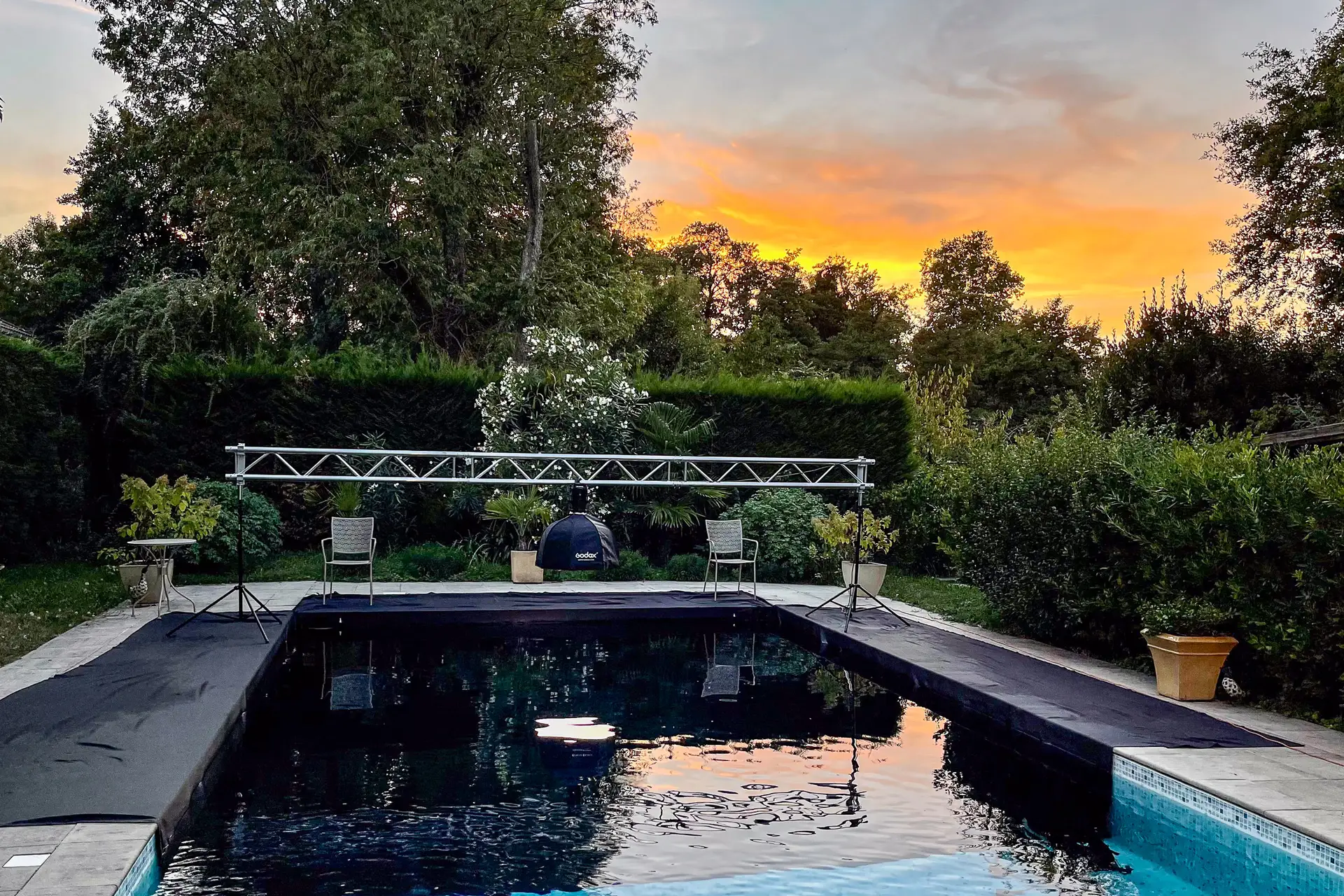 La piscine-studio de Subphoto au coucher du soleil
