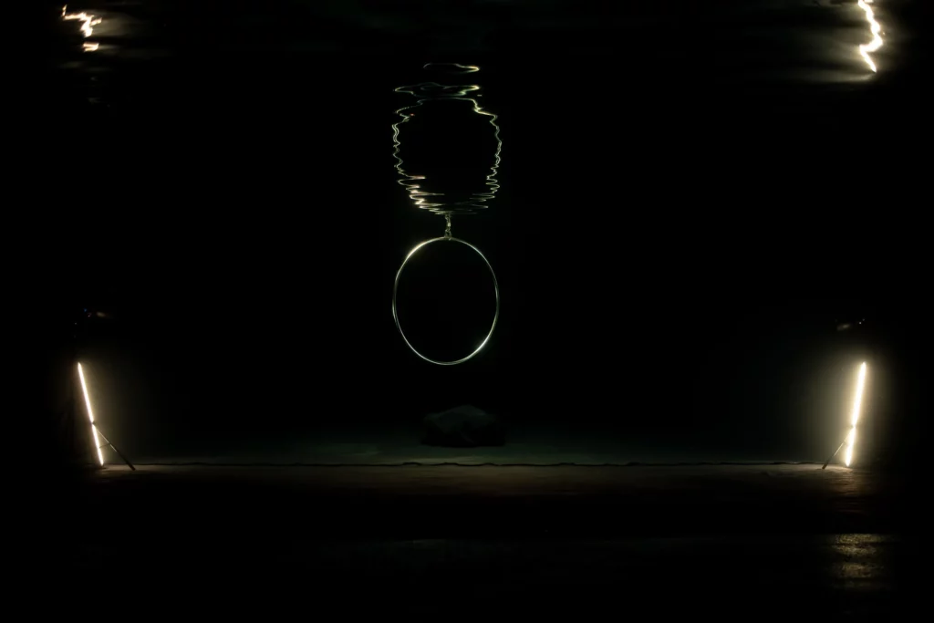 Éclairage d'une séance de nuit dans le studio sous-marin