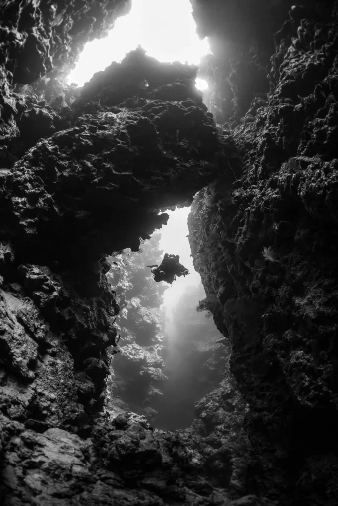 Plongeur au recycleur photographié à 51 mètres de profondeur en mer Rouge